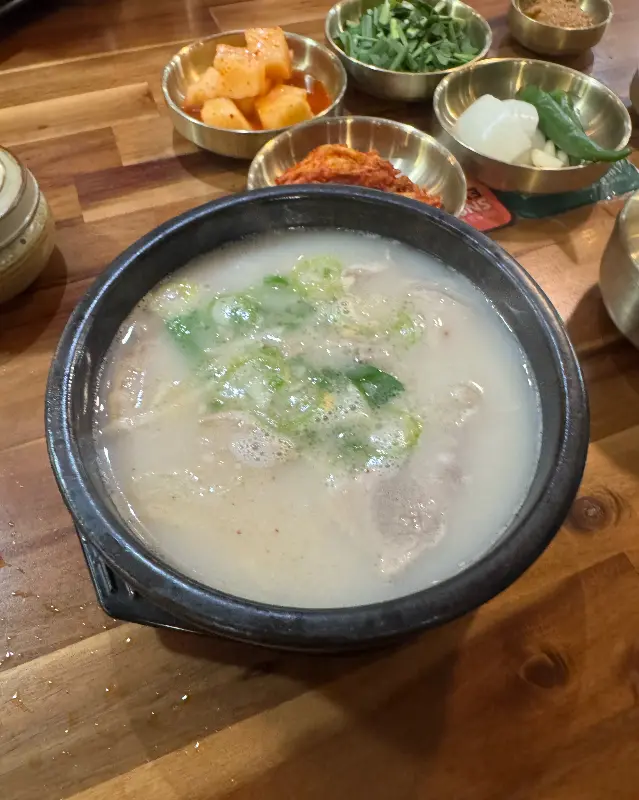뽀얀 국물 위로 파가 송송 썰어져 있는 돼지국밥