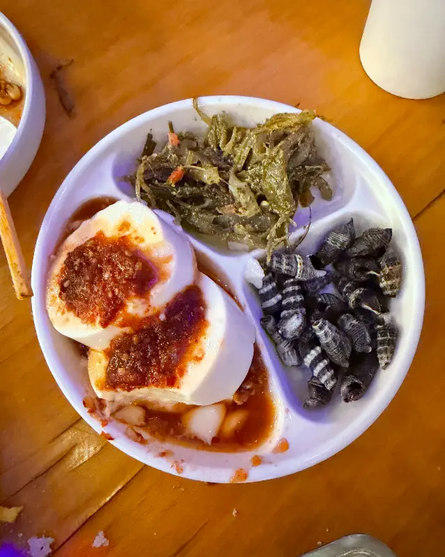 기본 안주로 제공되는 순두부와 고동