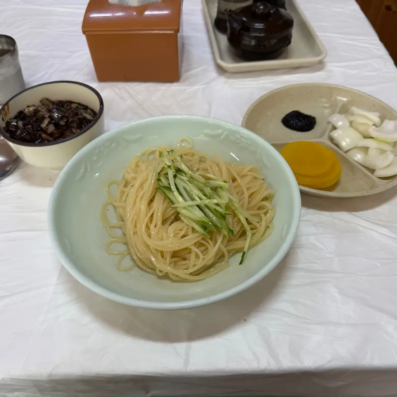짜장면과 곁들여 먹는 단무지, 양파, 춘장