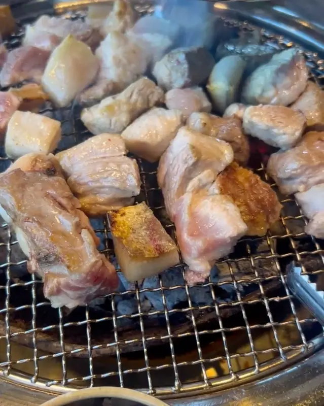 숯불 위에서 익어가는 흑돼지 근접샷
