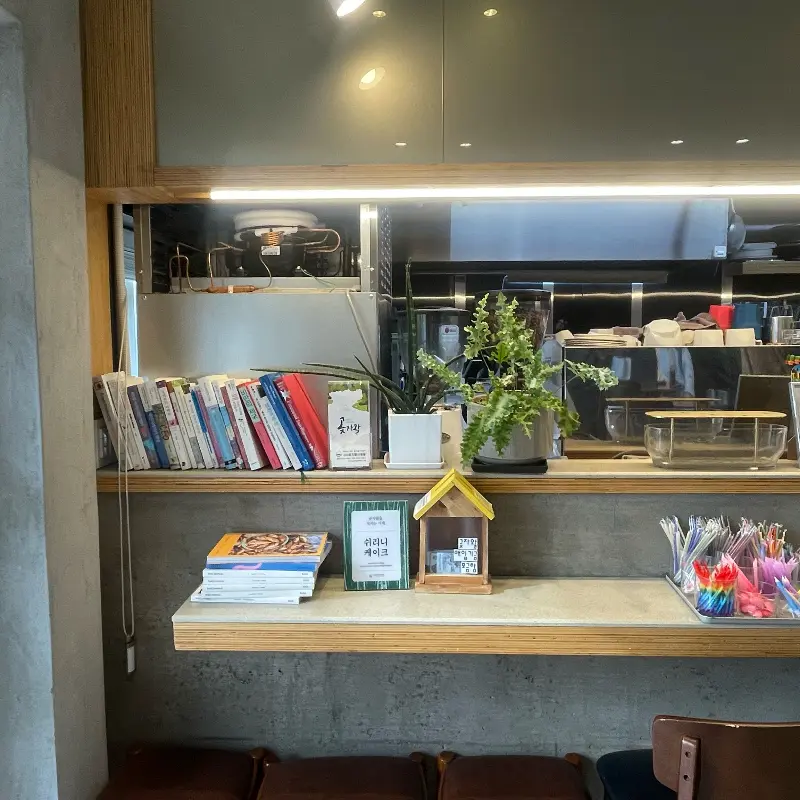 정갈하게 정리된 카페 내부 모습