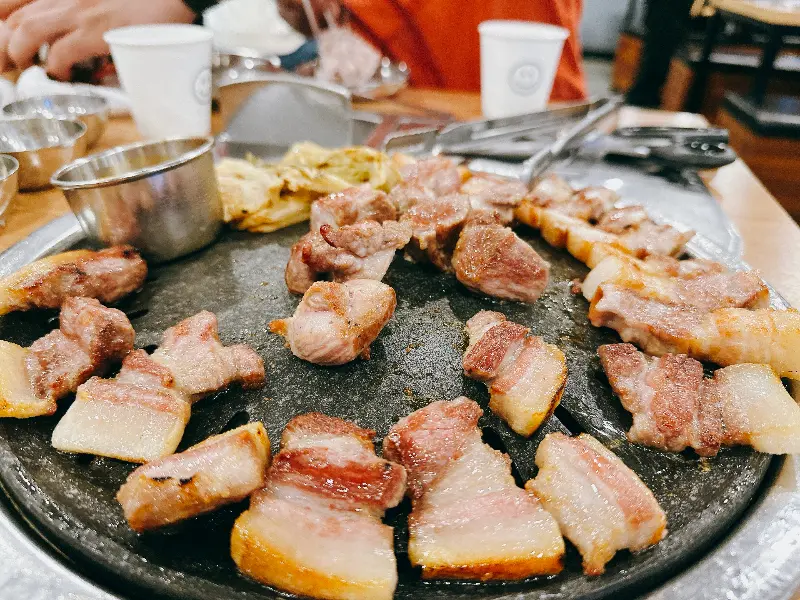 숯불에 구워지는 흑돼지 근고기