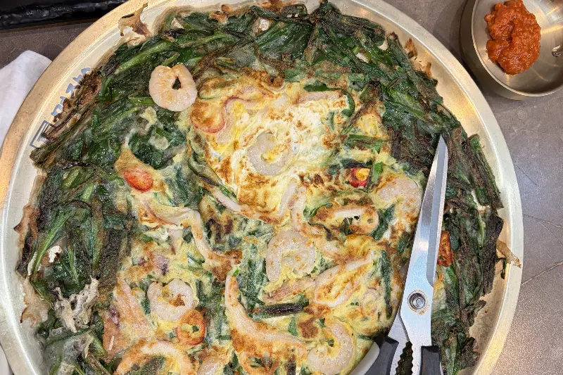 해물이 듬뿍 들어간 부추전의 모습