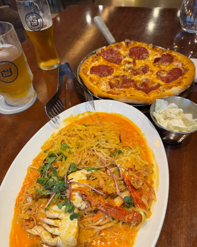 게살 파스타와 피자, 맥주의 환상적인 조합