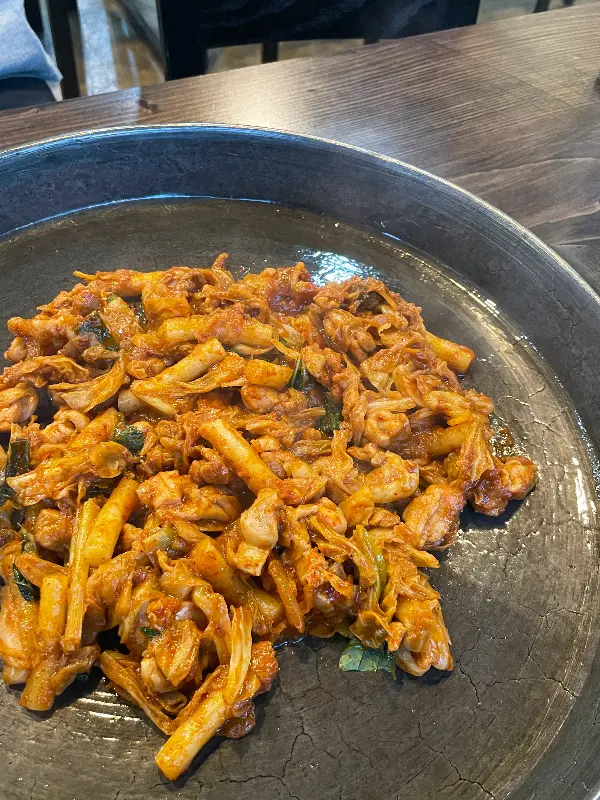 윤기가 좌르르 흐르는 닭갈비