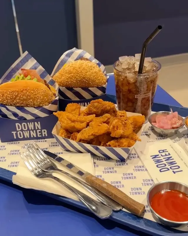 음료와 함께 즐기는 햄버거