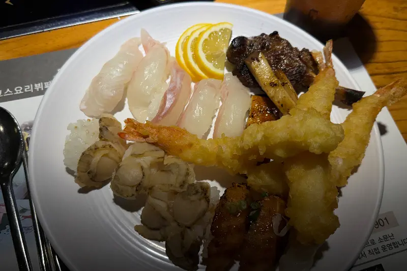 다양한 튀김과 초밥이 담긴 접시