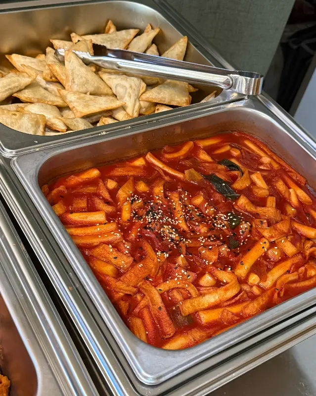 한식 뷔페 코너에 놓인 떡볶이와 튀김