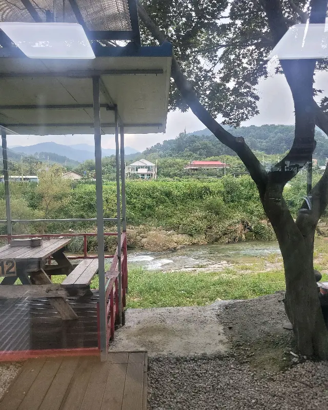 가게 옆 냇가가 보이는 야외 테이블