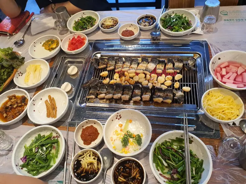 다양한 곁들임 메뉴와 함께 즐기는 장어