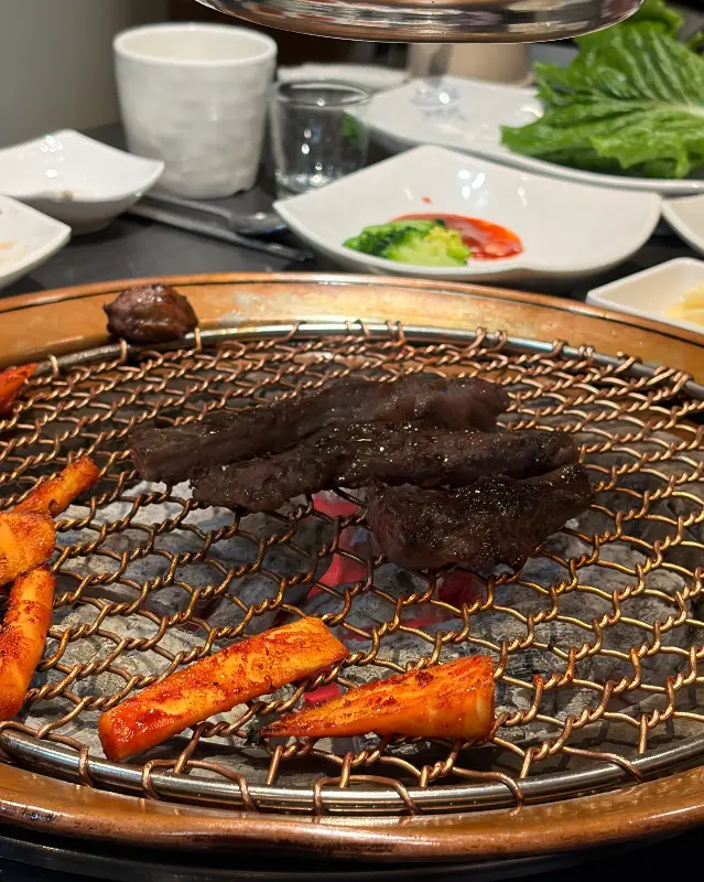 잘 구워진 한우와 더덕