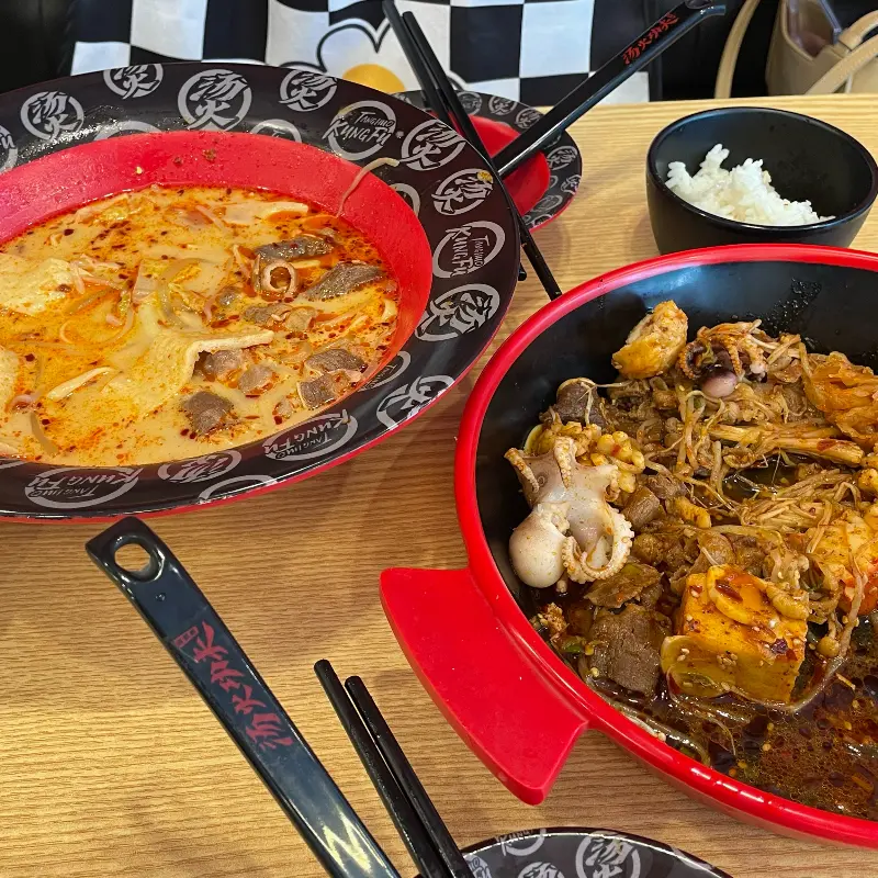 마라탕과 꿔바로우가 함께 놓여 있는 모습