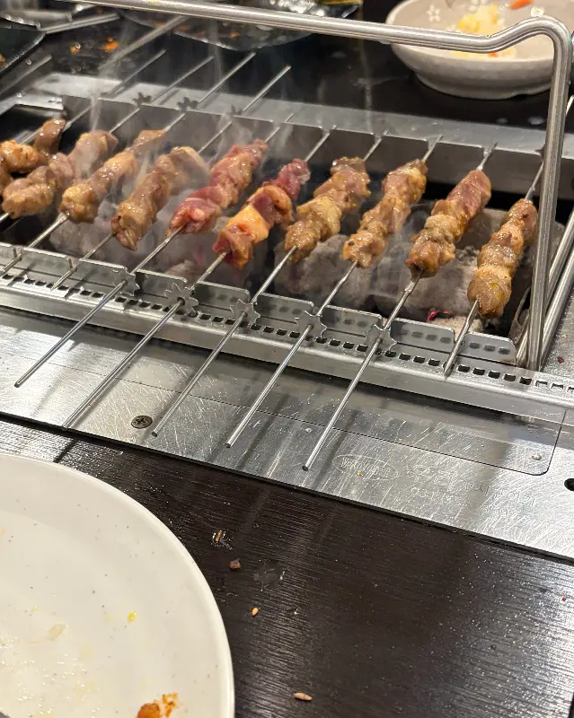 자동으로 돌아가며 구워지는 양꼬치