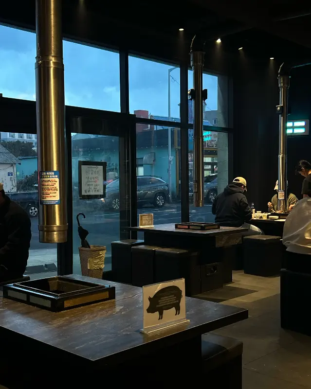 금돗 성산흑돼지 매장 내부