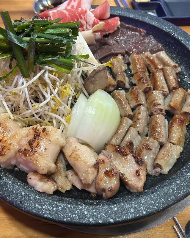 돌판 위에 익어가는 곱창, 대창, 막창, 염통