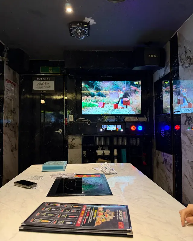 깔끔하게 정돈된 룸 내부