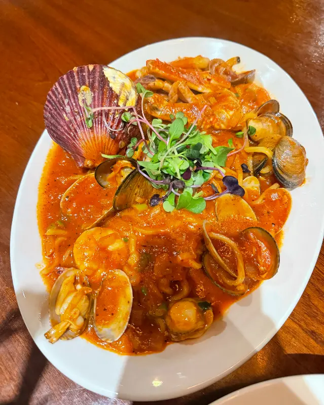 꽃게 한 마리가 통째로 올라간 게살 파스타