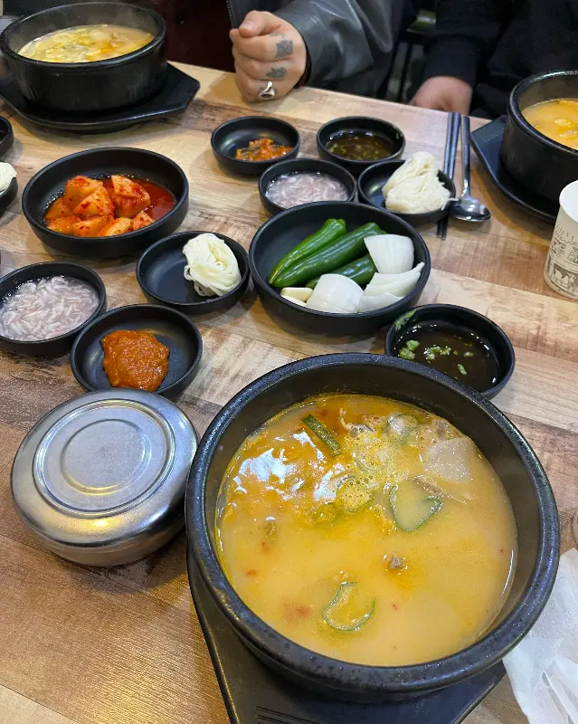 다양한 곁들임과 국밥