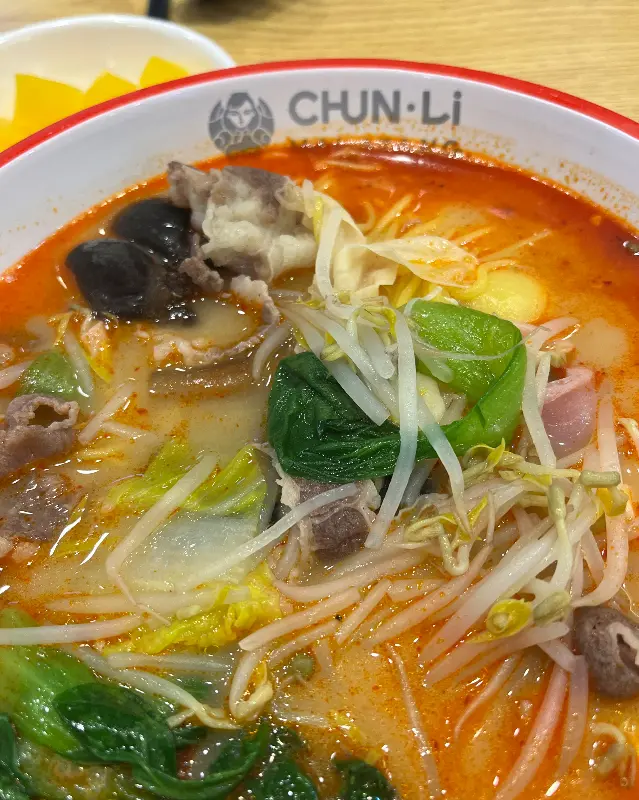 춘리마라탕 속 다양한 재료들의 조화