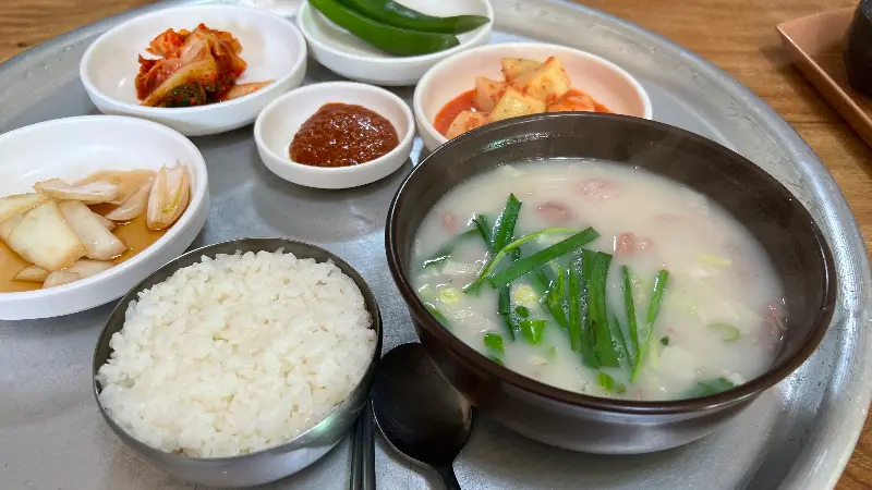 돼지국밥 한상차림