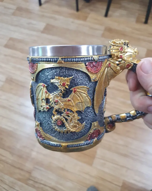 독특한 디자인의 술잔