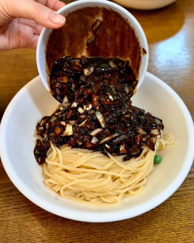 간짜장 소스 투하