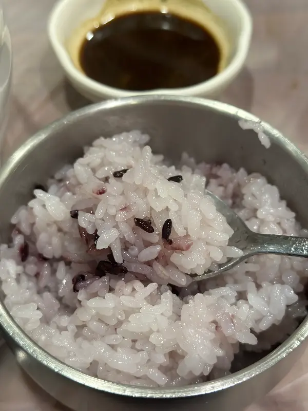 윤기가 흐르는 흑미밥