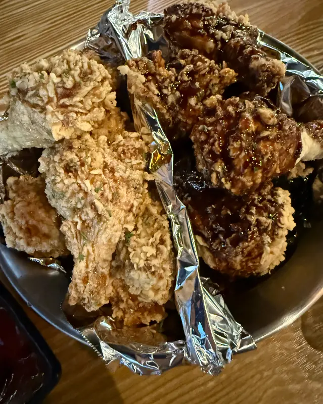 윤기 좔좔 흐르는 간장치킨