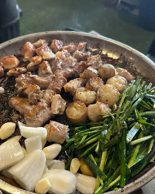 불판 위에서 익어가는 곱창, 대창, 염통