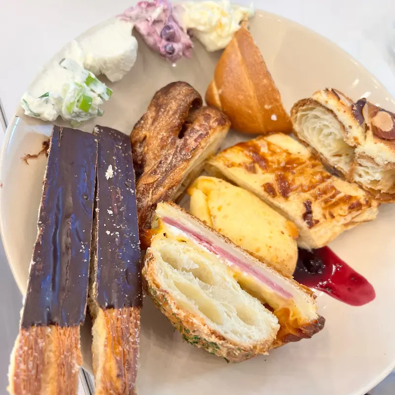 다양한 종류의 빵들이 담겨있는 접사 사진