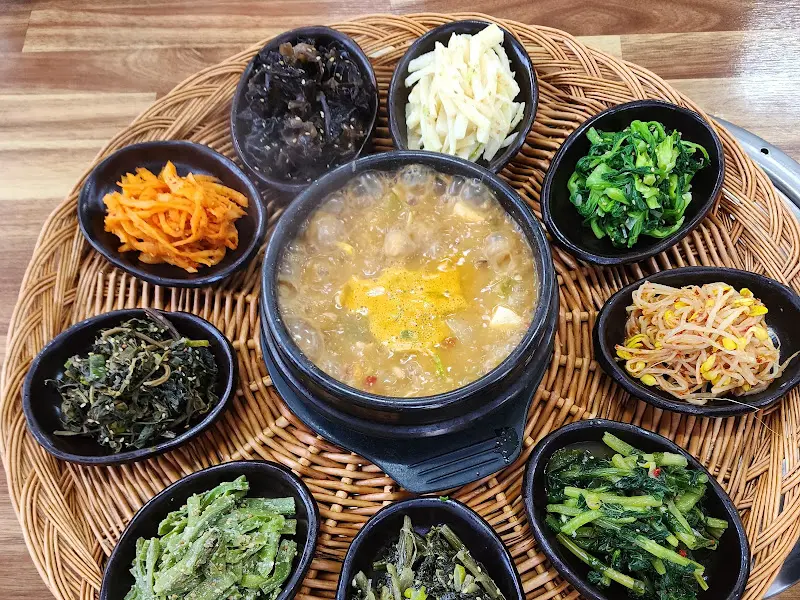 나물 가득한 보리밥