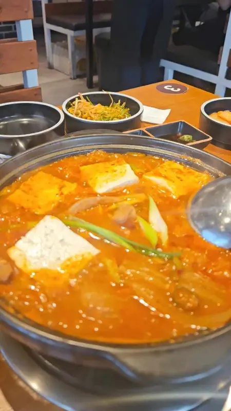 뚝배기에 담긴 김치찌개 속 두부와 고기의 모습