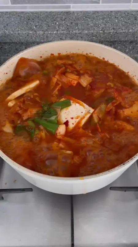 보글보글 끓는 김치찌개