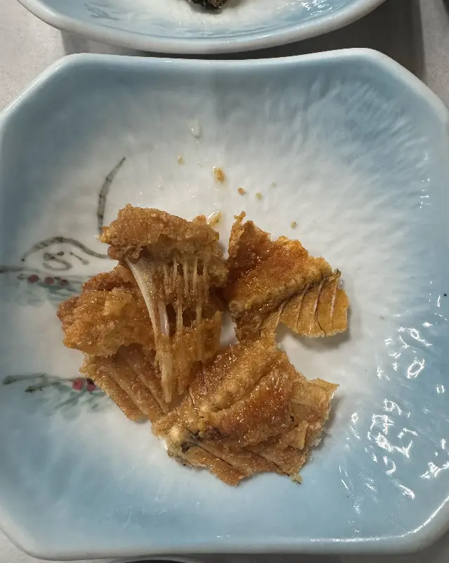 바삭하게 튀겨진 생선 뼈 튀김