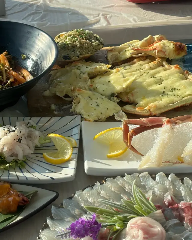 대게와 다양한 해산물 요리가 한 상 가득 차려진 모습