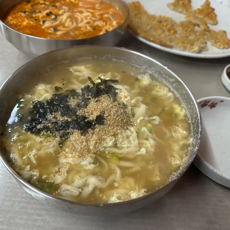 장칼국수와 맑은 칼국수, 감자전 한 상 차림