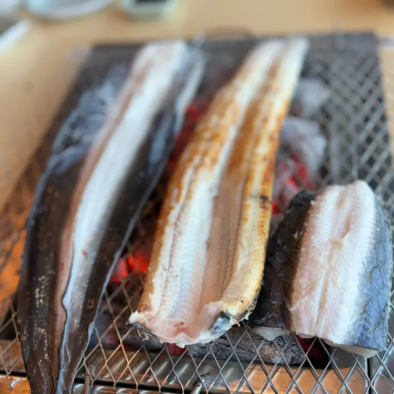 숯불 위에서 구워지는 장어