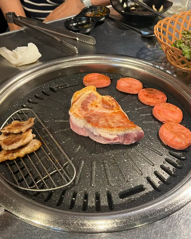 불판 위의 고기와 소시지