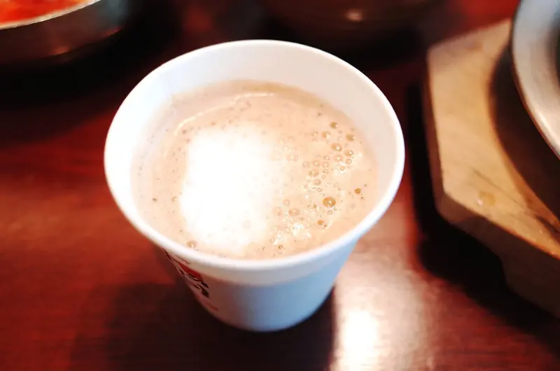 후식으로 제공되는 카페라떼