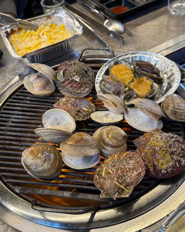 불판 위에서 익어가는 조개들