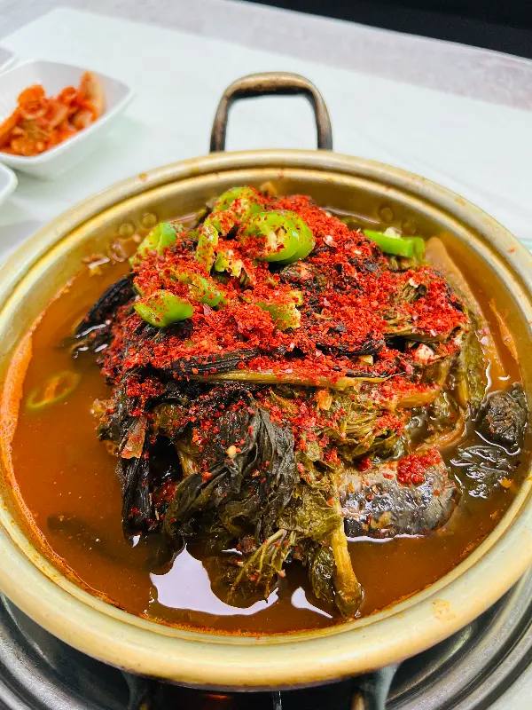 매콤한 양념이 인상적인 곤드레 고등어찜