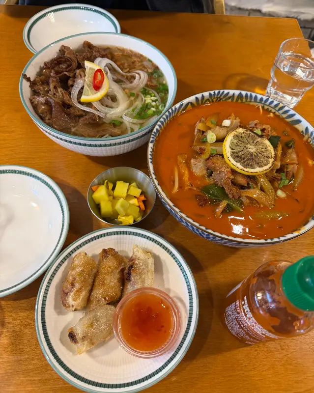 다양한 메뉴를 한 상 가득 차려놓은 모습