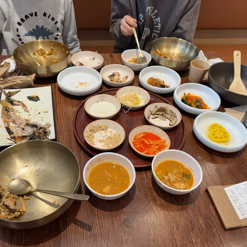 푸짐한 한 상 차림에 넉넉한 인심까지 더해진 식사