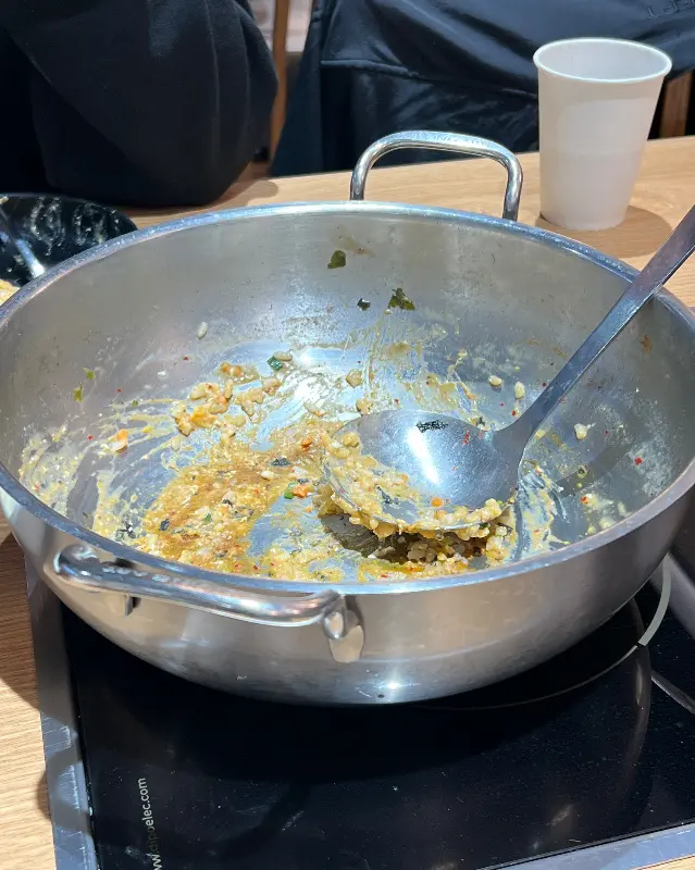 죽을 만들어 먹는 모습