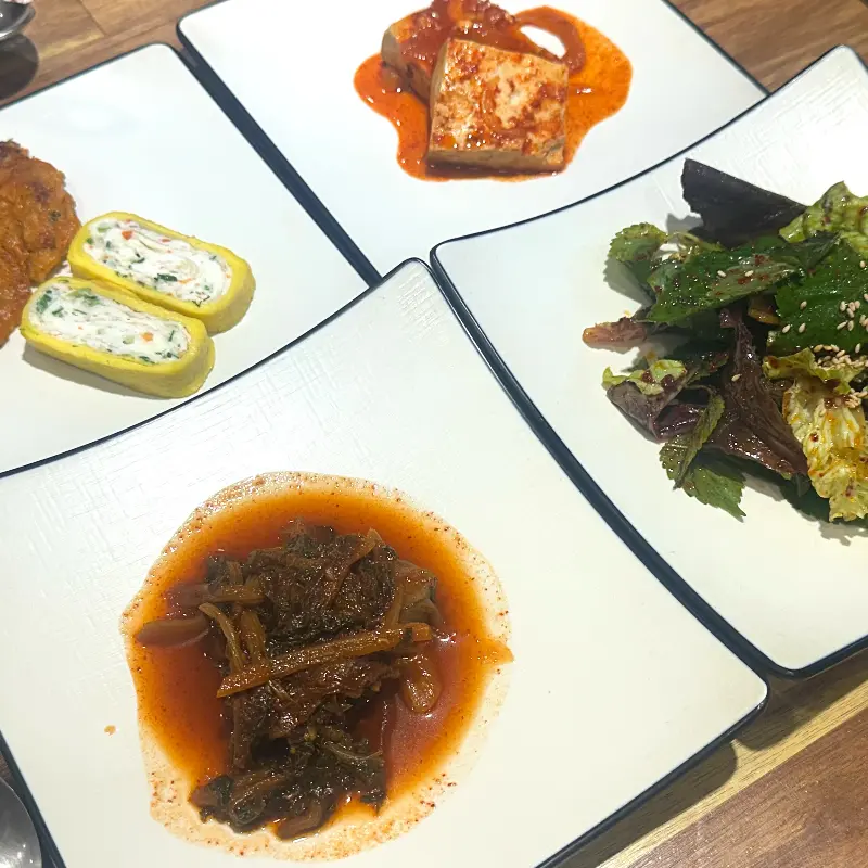 정갈하게 담긴 여러 종류의 반찬들이 테이블을 가득 채우고 있다.