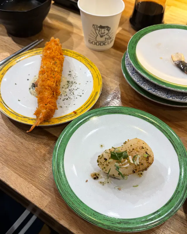 테이블 위에 놓인 초밥과 튀김