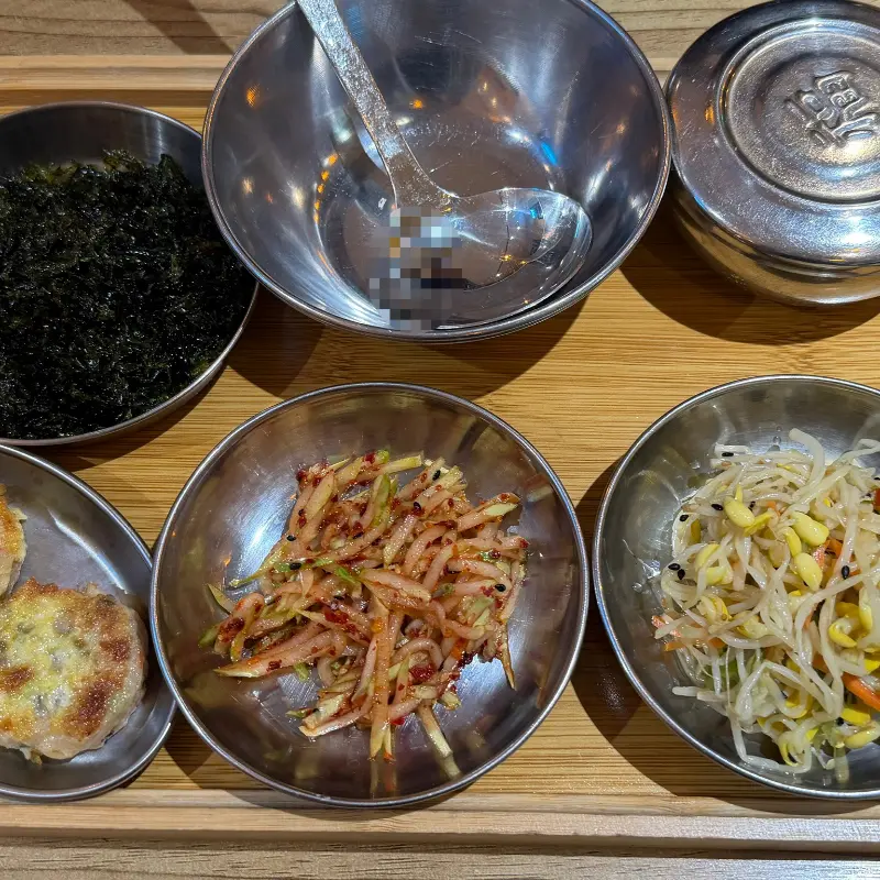 다양한 밑반찬들이 정갈하게 담겨 있는 모습