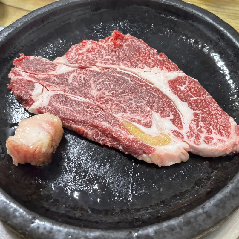 돌판 위에 구워진 소고기
