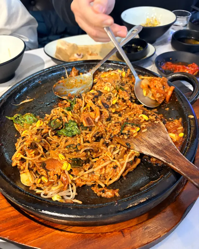 볶음밥에 치즈를 추가한 환상적인 비주얼