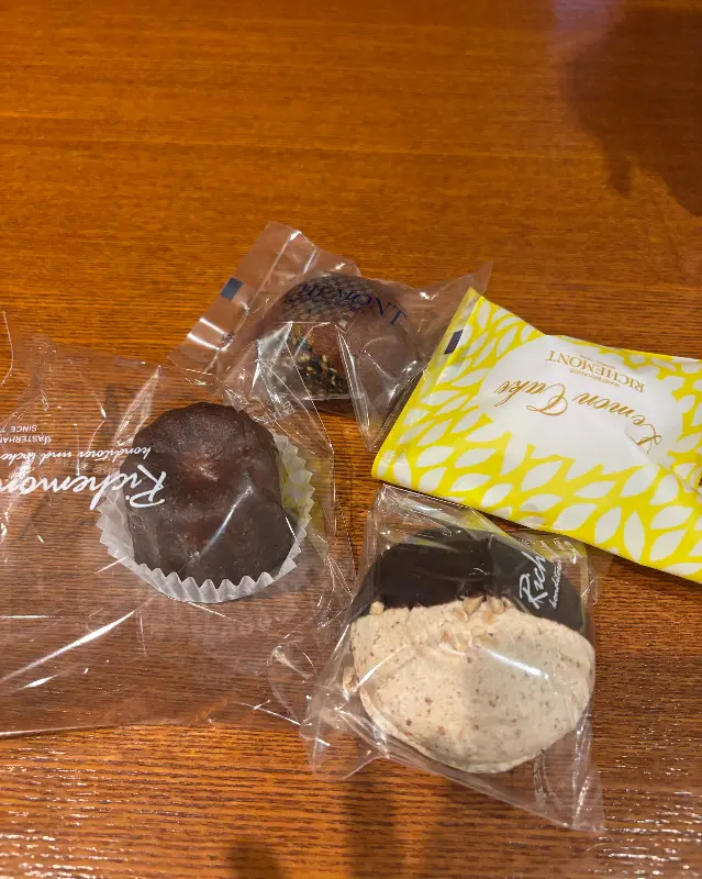 개별 포장된 빵과 레몬케이크